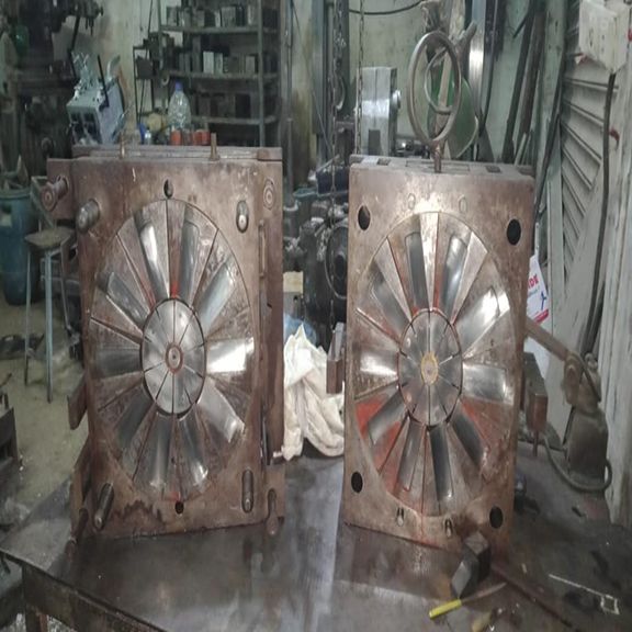 Mould with radial ribs